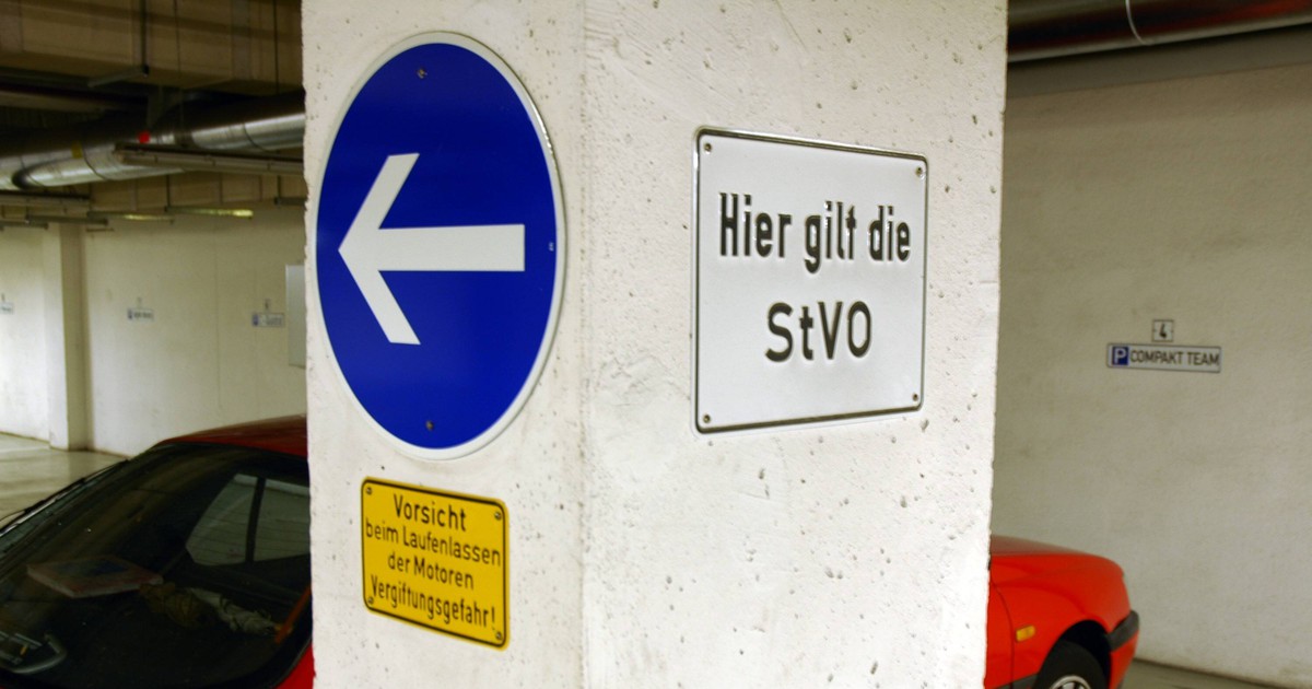 Welche Verkehrsregeln muss man in einem Parkhaus beachten?